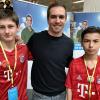 Die beiden Schüler haben eigens ihre Trikots des FC Bayern angezogen, um damit einen früheren Fußballprofi des FC Bayern München in Leipheim zu begrüßen: Philipp Lahm.