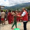 Humedica Helfer verteilen Haushaltsartikel an Familien, die beim Erdbeben in Nepal alles verloren haben.