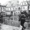 Auf regennassem Pflaster bewegen sich amerikanische Soldaten vom Dom zum Rathaus, als sie am 28. April 1945 einmarschieren. Dieses Bild, das damals die Augsburgerin Leni Lechner machte, ist heute ein wertvolles Dokument der Zeitgeschichte.