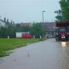 Dieses Archivbild ist am 6. August 2002 entstanden. Die Jakobstraße ist unter Wasser gesetzt, weil der Affinger Bach über die Ufer getreten ist. seit es in Haunswies ein Rückhaltebecken gibt, hat sich die Problematik entschärft.