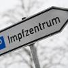 Ein Wegweiser zeigt zum Parkplatz für ein Impfzentrum. Im Landkreis Dillingen geht das Impfen - wie überall in Deutschland  - nur langsam voran. 