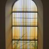 Das neu gestaltete Fenster der Stadtpfarrkirche Aichach in goldgelben Farben bringt eine angenehme Lichtdurchflutung und Stimmung in den Raum. 	