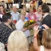 Bei der Eröffnung der BRK-Kleiderkammer in Dießen vor knapp einem Jahr bekam Kreisgeschäftsführer Andreas Lehner noch Blumen. Jetzt beschenkt der BRK beim Aktionstag seine Helfer. 
