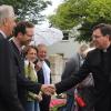 Vor der Kirche begrüßten Landrat Peter von der Grün den Festprediger Dekan Werner Dippel aus Burgheim.