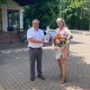 Heinz Geiling, Bürgermeister der Gemeinde Sielenbach, überreichte Claudia Gadsch zum Abschied Blumen und einen Krug der Gemeinde.