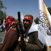 Taliban mit Fahnen während des zweiten Jahrestags ihrer Machtübernahme. Einem UN-Bericht zufolge haben die Taliban seither mehr als 200 ehemalige Regierungsanhänger außergerichtlich getötet.