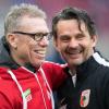 Kölns Peter Stöger und Augsburgs Dirk Schuster begrüßen sich vor der Partie. Und auch nach dem Spiel schienen beide Trainer zufrieden. 