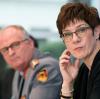 Wie kann die Truppe helfen? Generalinspekteur Eberhard Zorn Verteidigungsministerin Annegret Kramp-Karrenbauer (CDU). 