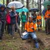 An zwei Gruben im Wald bei Erpfting zeigte Förster Michael Siller, wie unterschiedlich die Bodenstrukturen in Fichten- und Ahornbeständen sind. 