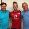 Ein Weltenbummler kommt ins Allgäu: Thilo Wilke (Mitte) spielt ab sofort für den FC Memmingen. Thomas Reinhardt (links) und Thomas Meggle freuen sich.  	