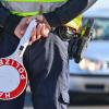 Die Polizei ermittelt gegen einen Autofahrer, weil er in Lauingen einen falschen Führerschein vorgezeigt hat. 