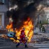 Nach dem russischen Raketenangriff: ein brennendes Auto in der ukrainischen Hauptstadt Kiew.