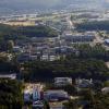 Das Gelände der Ulmer Universität (oben rechts die Chirurgie) ist geprägt von vielen Grünflächen. Der BUND kritisiert, dass oberhalb des Botanischen Gartens nun Wald gerodet werden soll.  	