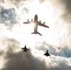 Ein Airbus A400M Transportflugzeug vor einem Eurofighter (r.) und einem Tornado über dem Fliegerhorst Wunstorf.