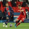 Neymar von Paris Saint-Germain (l) und Joshua Kimmich vom FC Bayern München treffen im Achtelfinale der Champions League aufeinander.