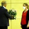 Bürgermeister Wolfgang Fendt bedankte sich mit einem Blumenstrauß bei Christiane Döring, die aus dem Stadtrat ausschied.