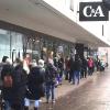 Kunden stehen am Mittwoch vor Ladenöffnung bei C&A in der Bahnhofstraße Schlange. Sie alle haben einen Termin gebucht und warten auf Einlass.
