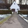 Gerade einmal zwei Meter breit ist der Weg, der auf dem Jedesheimer Friedhof zur Aussegnungshalle hin führt: Planer Manfred Rauh spricht von einer „schmalen Rampe“. Gelöst werden soll das Sicherheitsproblem durch eine neue Zufahrt zum Gottesacker, von Süden her. 