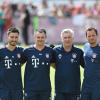 Bayerns Trainer-Team: Die Co-Trainer Davide Ancelotti (von links nach rechts) und Willy Sagnol, Cheftrainer Carlo Ancelotti und Torwarttrainer Toni Tapalovic.