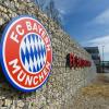 Im Nachwuchsleistungszentrum des FC Bayern könnte es zu rassistischen Vorfällen gekommen sein.
