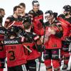 Marcel Noebels (mit dem Pokal) und die Nationalmannschaft freuen sich über den Sieg beim Deutschland Cup. 	