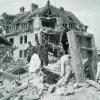 Der Bombenabwurf im April 1943 zertrümmerte das Kolpinghaus und kostete 14 Menschen das Leben. Hier räumen Arbeiter unter Aufsicht von Wehrmachtssoldaten und SS den Schutt auf.