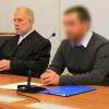 Der Angeklagte vor Beginn des Prozesses in Mühlhausen im Gerichtssaal.