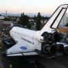 Eines der alten US-Raumfahrzeuge, das Space-Shuttle "Endeavour", rollt seinem letzten Standort entgegen: dem California Science Center. (Archivbild)