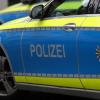 Weil ein Gegenstand ein Auto auf der A7 bei Altenstadt traf, sucht die Polizei nach Zeugen. 