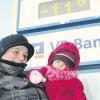 Cora Rudtke und Tochter Isabell aus Pfuhl haben sich bei minus 11 Grad warm eingepackt.  