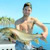 Präsentiert stolz seine „Trophäe“: Hobby-Angler Michael Garteig. Auch die Ingolstädter Panther hoffen, dass ihnen mit der Verpflichtung des kanadischen Torhüters ein dicker Fisch ins Netz gegangen ist. 