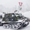 Ein Kettenfahrzeug der Bundeswehr unternimmt eine Versorgungsfahrt zur Siedlung Buchenhöhe in Berchtesgarden. Die Siedlung ist wegen des Schneefalls weitgehend abgeschnitten.