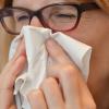 Taschentuch als ständiger Begleiter: Erkältungen können hartnäckig sein.