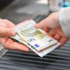 Eine Rentnerin aus Neuburg hat beim Einkauf ihren Geldbeutel vergessen. Ein fremder Mann half ihr aus der Patsche und zahlte spontan ihren Einkauf. Nun sucht die 90-Jährige nach ihrem Helfer. 