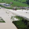 Hochwasser: A8 gesperrt. Überflutet sind weite Teile der Landschaft und der Autobahn nahe der Ortschaft Grabenstätt am Chiemsee (Bayern).