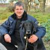 Wenn Konstantin Schorr mit seinem Hund Baxter in Meitingen unterwegs ist, kommt er auch leichter mit den Menschen ins Gespräch. 