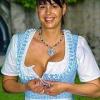 In einem Dirndl des Designers Glööckler posiert Model Giovanna in München (Archivbild vom 23.07.2004). Kellnerinnen dürfen bei Sonnenschein auch künftig ohne Sonnenhut im Dirndl in Biergärten arbeiten und ihr Dekollete zur Schau stellen. Bademeister müssen sich nicht vermummen, und Bauarbeiter können weiter auf Hemd und Sonnencreme verzichten. Einen Tag vor der Abstimmung im Europaparlament über die EU- «Sonnenscheinrichtlinie» drohte am Dienstag (06.09.2005) weiten Teilen des Gesetzestextes das Aus. Foto: Daniel Karmann dpa/lby (zu dpa 0519) +++(c) dpa - Bildfunk+++