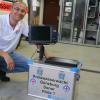 Der Vorsitzende der Wasserwacht Krumbach, Alexander Mayer, demonstriert das Sonargerät für die Unterwassersuche, das in einer handlichen Kiste untergebracht ist.