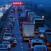 Es ist grau, dunkel und kalt. Stau auf der A8 bei Leipheim im Landkreis Günzburg. Und die Rettungsgasse funktioniert schon wieder nicht.