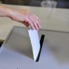 Bundestagswahl 2021
Wahltag im Wahlkreis Starnberg-Landsberg: Stimmbezirk 1, Rosarium, Hand mit Stimmzettel an der Wahlurne
