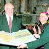 Das Bild entstand im Sommer 1997. Damals erhielt Bundeskanzler Helmut Kohl den Ulrichspreis. Im Bild von links Theo Waigel, Kohl, Bischof Viktor Josef Dammertz und der frühere Landrat Anton Dietrich. 	
