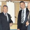 Daniel Ries und Jürgen Thumm sowie Gerhard Wagner (von links) gratulieren Ludwig Müller zu seiner Wiederwahl zum Aufsichtsratsvorsitzenden.   