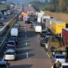 Eins links – zwei rechts: So lautet die einfache Formel für die Bildung einer Rettungsgasse auf einer dreispurigen Fahrbahn (hier auf der A 8). 	 	