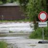 Nach lang anhaltenden Regenfällen führt die Donau Hochwasser. In Günzburg hat sie nur an wenigen Stellen das Bett verlassen und Uferbereiche überflutet. Der Höchststand wurde in der Nacht auf 3. Juni 2013 erreicht. Viele Forst- und Radwege in Flussnähe sind gesperrt, weil sie überflutet und nicht mehr passierbar sind. An der Donaustaustufe Günzburg wurde am Sonntagabend, 2. Juni, und Montagvormittag je eine Wasserleiche angetrieben und geborgen. Die Kriminalpolizei ermittelt, um wen es sich handeln könnte.