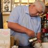 Konzentriert und mit geübter Hand gießt Andreas Lettenmayer frisch aufgeschäumte Milch zum Kaffee. Das Ergebnis: Cappuccino. 