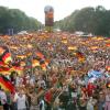 Auch wegen der Fußball-Fans in Deutschland wurde die WM 2006 zum «Sommermärchen». Foto (2006): Gero Breloer