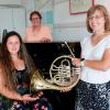 Maria Wegner (l.) und Carolin Sandmair bilden das neue musikalische Leitungs-Team der Musikschule Biberbach. Hinter dem Klavier freut sich Vorstandsvorsitzende Dr. Sabine Duttler auf die Zusammenarbeit.