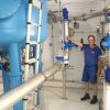 Andreas Berger bei der Trinkwasser-Aufbereitungsanlage, Technischer Betriebsleiter der Lechraingruppe, der in die Inbetriebnahmephase der Anlage bereits voll mit eingebunden war.