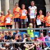 Alle waren Gewinner und alle erhielten eine Medaille. Den jeweils ersten drei ihrer Altersklassen zwischen acht und 13 Jahren überreichte Damen-Triathlon-Legende Nicole Leder (vordere Reihe mit Schirmmütze) auch einen Pokal. 	