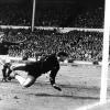 Natürlich war er nicht drin. Das Tor, das 1966 den Fluch im Wembley über die stolze englische Fußballnation gebracht hat.